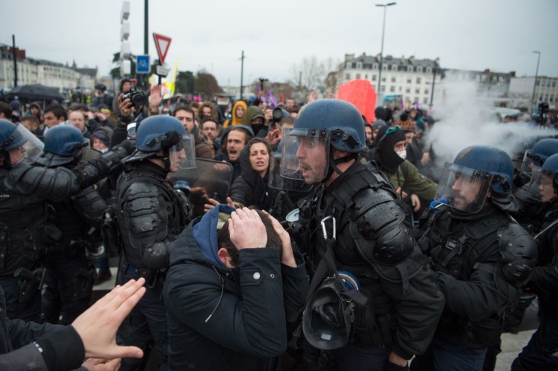 Francuski senat przegłosował artykuł projektu reformy emerytalnej, zakładający podniesienie wieku wymaganego do przejścia na emeryturę z 62 do 64 lat. W całym kraju podczas ostatniego protestu przeciw zmianom z 7 marca udział wzięło ponad milion osób./ Zdjęcie przedstawia francuskie protesty z 2019 roku. /LOIC VENANCE /AFP
