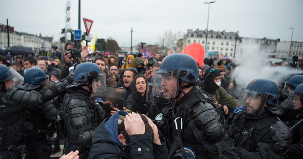 Francuski senat przegłosował artykuł projektu reformy emerytalnej, zakładający podniesienie wieku wymaganego do przejścia na emeryturę z 62 do 64 lat. W całym kraju podczas ostatniego protestu przeciw zmianom z 7 marca udział wzięło ponad milion osób./ Zdjęcie przedstawia francuskie protesty z 2019 roku. /LOIC VENANCE /AFP