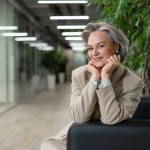 Francuski szyk po 50. Tak dodasz klasy swojej stylizacji