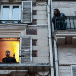 Francuski tenor organizuje koncerty ze swojego okna. Zobaczcie nagrania 