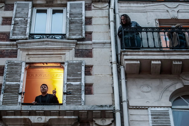 Francuski tenor Stephane Senechal daje koncerty z okna swojego mieszkania w Paryżu /Christophe Petit-Tesson /PAP/EPA