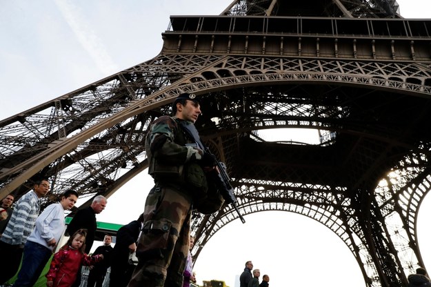 Francuski żołnierz strzegący wieży Eiffela /ETIENNE LAURENT /PAP/EPA