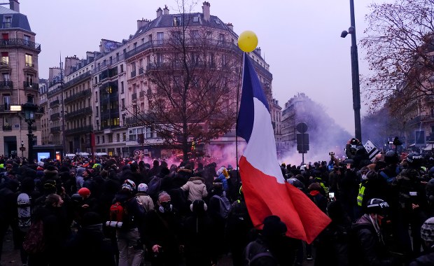 Francuskie koleje, rafinerie, MSZ. Fala strajków przeciwko reformie emerytalnej