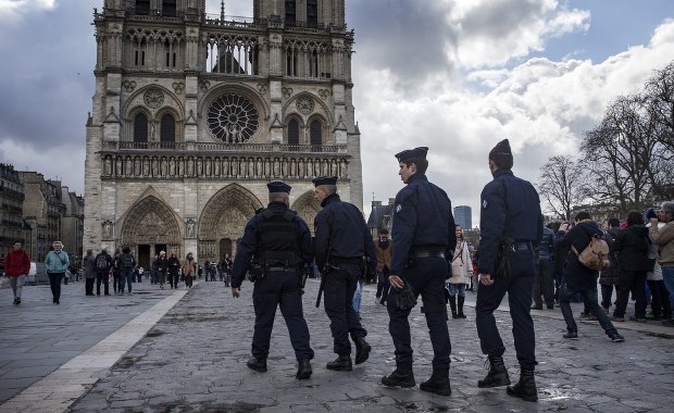 Francuskie służby ujawniają: W pobliżu Notre Dame znaleziono auto z butlami z gazem