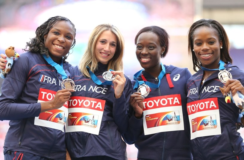 Francuskie sprinterki nie cieszyły się długo z miejsca na podium MŚ w Moskwie. Pierwsza z lewej Stella Akakpo /AFP