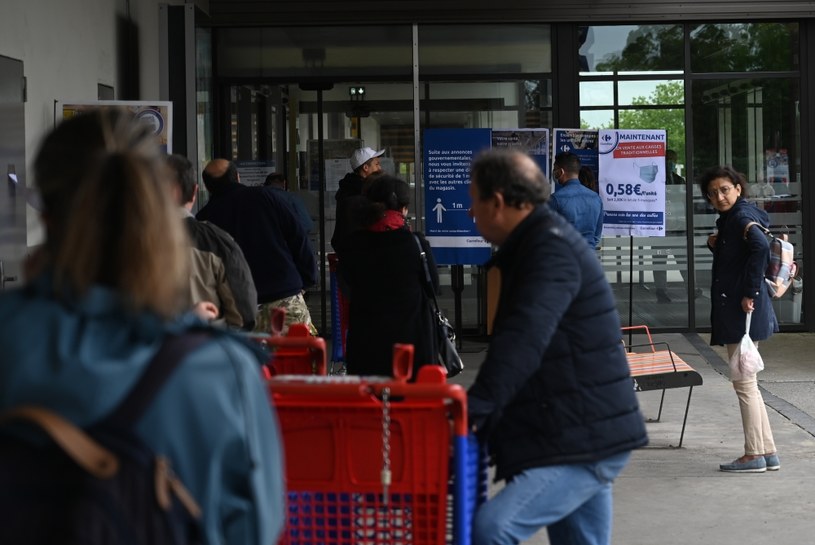 Francuskie supermarkety będą przez trzy miesiące sprzedawały część produktów bez marży /Estelle Ruiz / NurPhoto /AFP