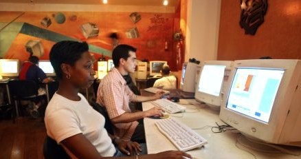 Francuskie władze coraz bardziej ograniczają wolnosc internetu /AFP