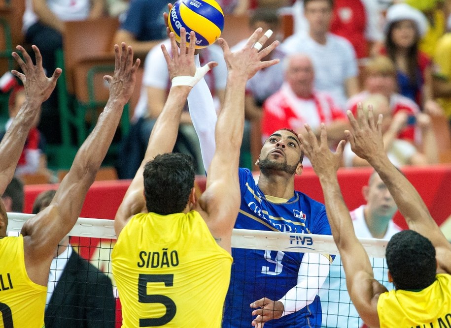 Francuz Earvin Ngapeth (w głębi) oraz Brazylijczycy (od lewej): Ricardo Lucarelli De Santos, Sidnei Dos Santos Jr. i Wallace De Souza, podczas meczu półfinałowego mistrzostw świata siatkarzy w Katowicach /Andrzej Grygiel /PAP