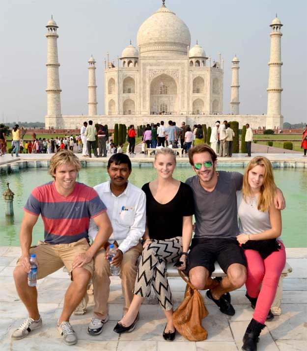 Francuz  Jean-Eric Vergna (drugi z prawej) z narzeczoną i przyjaciólmi na Taj Mahal /AFP