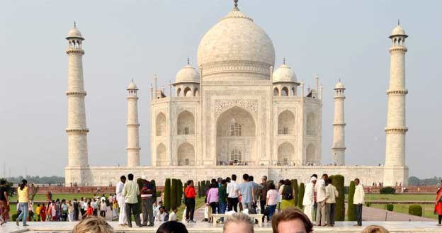 Francuz  Jean-Eric Vergna (drugi z prawej) z narzeczoną i przyjaciólmi na Taj Mahal /AFP