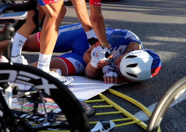 Francuz Marc Sarreau po kraksie na mecie 1. etapu wyścigu kolarskiego Tour de Pologne z Chorzowa do Katowic / 	Andrzej Grygiel    /PAP