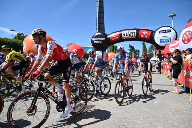 Francuz Nicolas Debeaumarche z grupy Cofidis (2L) na starcie 1. etapu wyścigu 81. Tour de Pologne we Wrocławiu / 	Maciej Kulczyński    /PAP