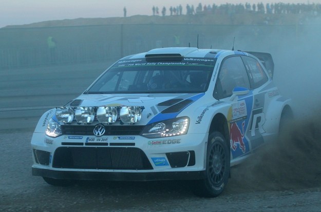 Francuz Sébastien Ogier (Volkswagen Polo R WRC) na trasie Superoesu Mikołajki Arena 1 /Tomasz Waszczuk /PAP