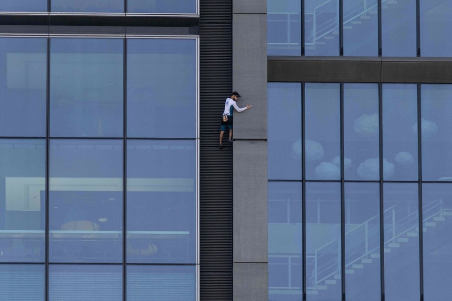Francuz wspinający się na Varso Tower /WOJTEK RADWANSKI/AFP /East News