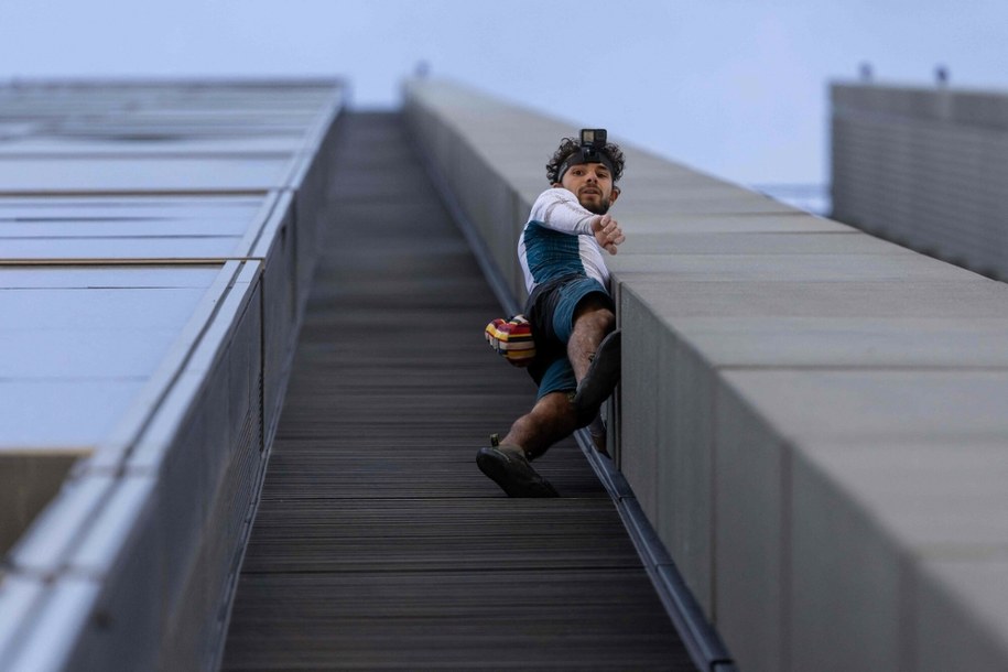 Francuz wspinający się w Warszawie na Varso Tower / Wojtek Radwanski /East News/AFP