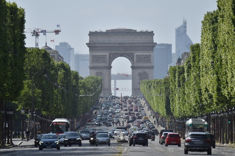 Francuzi jeżdżą szybko, a podczas jazdy korzystają z telefonów /Getty Images