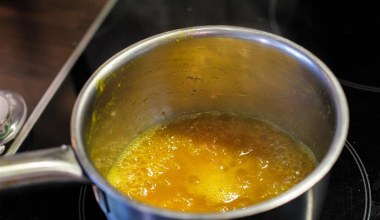 Francuzi nazywają je jednoskładnikowym sosem. Ma orzechowy posmak, można nim smarować chleb i dodać do sernika 