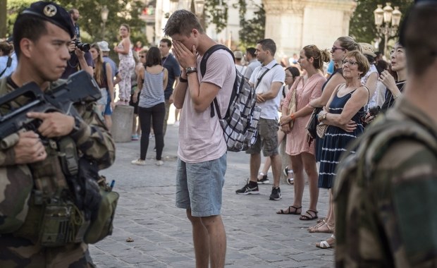 Francuzi przedłużają stan wyjątkowy. "Będą kolejne zamachy i zginą kolejni niewinni ludzie"