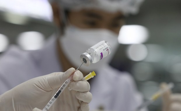 Francuzi rzucili się na szczepienia. Wszystko przez zapowiedź Macrona