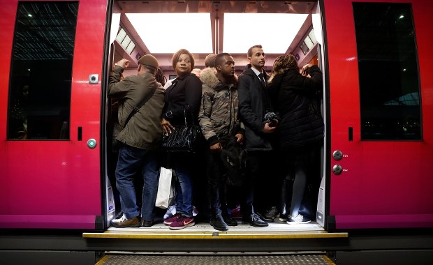 Francuzka miała "za duży dekolt”. Pobili ją uchodźcy