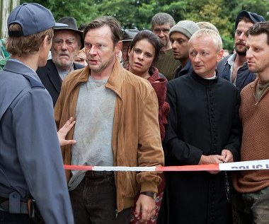 Franek zmienia nastawienie do sprawy, kiedy razem z bratem zaczyna bliżej interesować się działkami, na których stoją domy mieszkańców wsi. Bracia Kalina, szukając odpowiedzi na pytanie, co stało się we wsi przed laty, kierują pytania do jej najstarszych mieszkańców. Ci, którzy pamiętają wojenny czas, świadkowie, opowiadają, co wydarzyło się we wsi. Zaznaczają: "tu nie było żadnych żołnierzy", "tu nie było Niemców" - fot. Apple Film Production/Marcin Makowski, dystr. Monolith Films