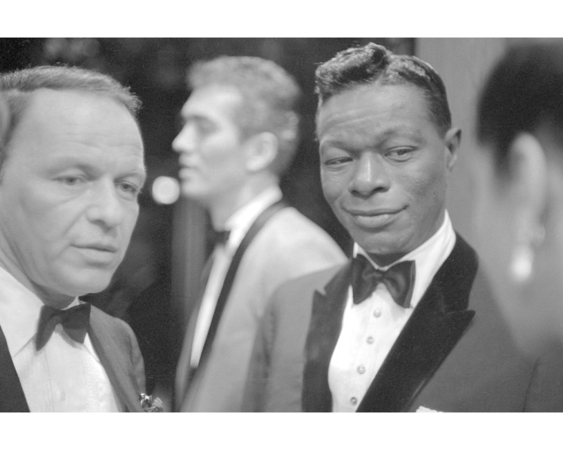 Frank Sinatra i Nat King Cole podczas rozdania nagród Emmy w 1964 roku /Silver Screen Collection /Getty Images