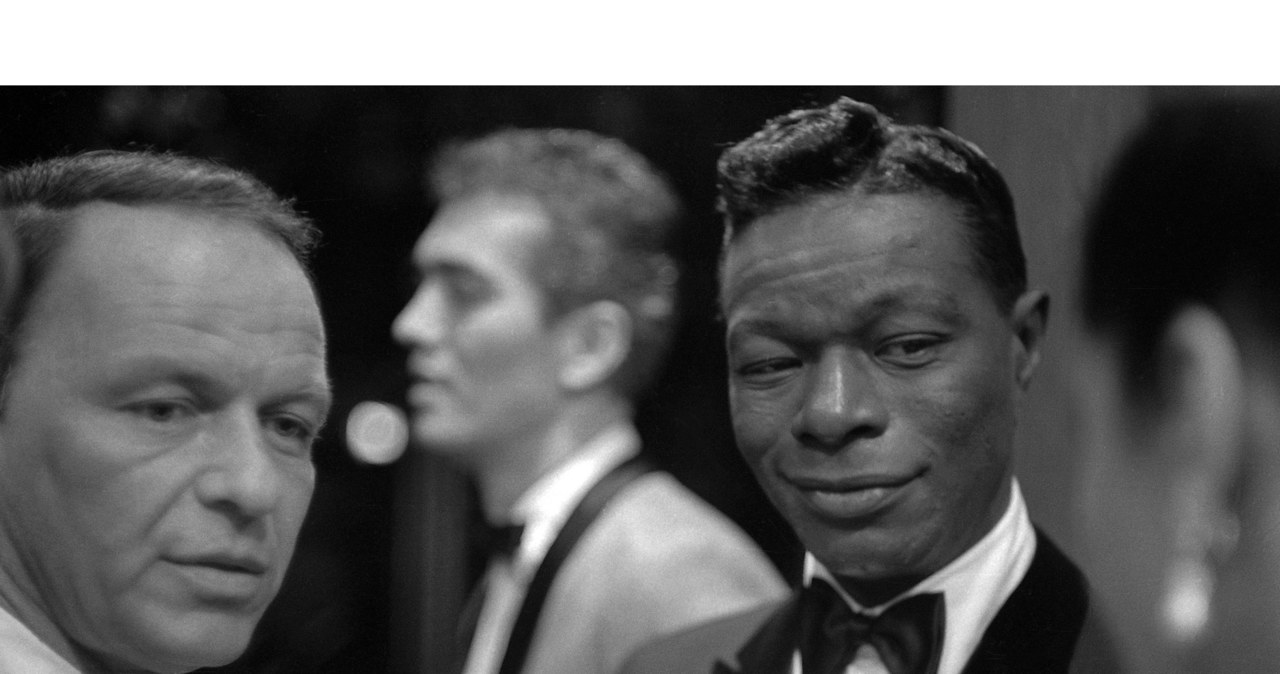 Frank Sinatra i Nat King Cole podczas rozdania nagród Emmy w 1964 roku /Silver Screen Collection /Getty Images