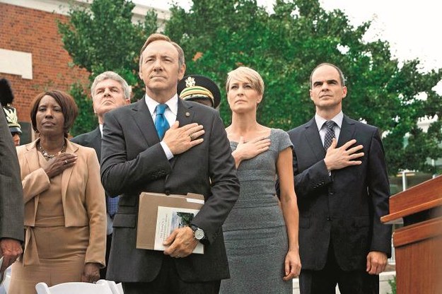 House of cards: Serial, który zobaczysz tylko w sieci Frank Underwood (Kevin Spacey) wie, że w polityce można wygrać kierując się chłodną kalkulacją, a nie emocjami. /Bulls Press Sp.z o.o.