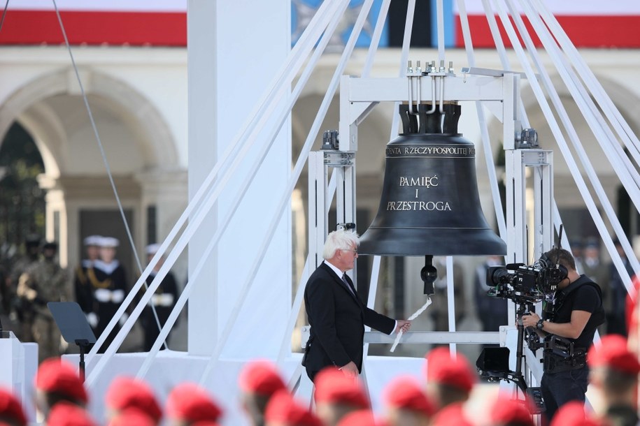 Frank-Walter Steinmeier uderza w dzwon "Pamięć i przestroga". /Leszek Szymański /PAP