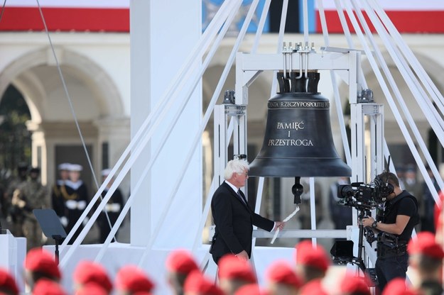 Frank-Walter Steinmeier uderza w dzwon "Pamięć i przestroga" /Leszek Szymański /PAP