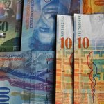 Franki i euro tanieją - czy warto przewalutować kredyt?
