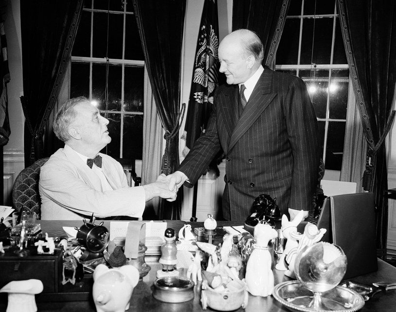 Franklin Delano Roosevelt (z lewej) i Stanisław Mikołajczyk w czerwcu 1944 r. /AP Photo/John Rous /East News