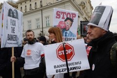 Frankowicze protestowali w Warszawie. "Bankster-złodziej"