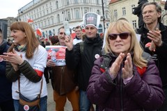 Frankowicze protestowali w Warszawie. "Bankster-złodziej"