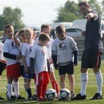 Frankowski prowadzi treningi młodych piłkarzy