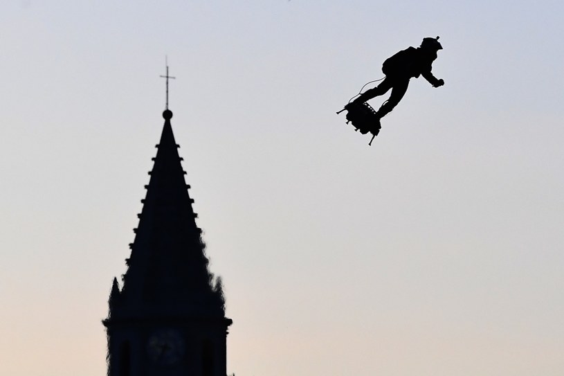Franky Zapata latający na flyboardzie /AFP