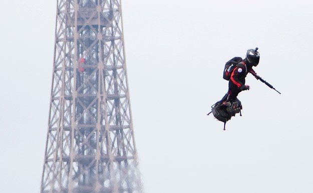 Franky Zapata – przebrany za żołnierza – wywołał sensacje w czasie niedawnej defilady wojskowej w Paryżu, latając w powietrzu z karabinem w ręku na flyboardzie /IAN LANGSDON /PAP/EPA