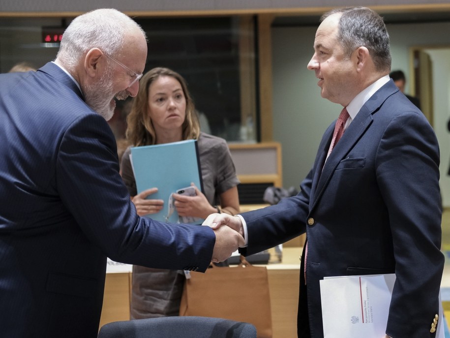 Frans Timmermans i Konrad Szymański /OLIVER HOSLET /PAP/EPA