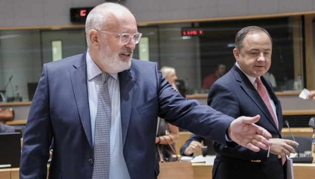 Frans Timmermans i Konrad Szymański /OLIVIER HOSLET /PAP/EPA