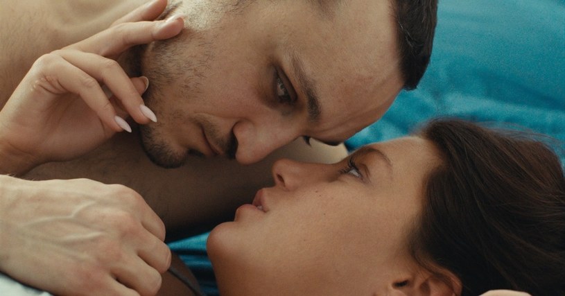 Franz Rogowski i Adèle Exarchopoulos w filmie "Przejścia" /Gutek Film /materiały prasowe