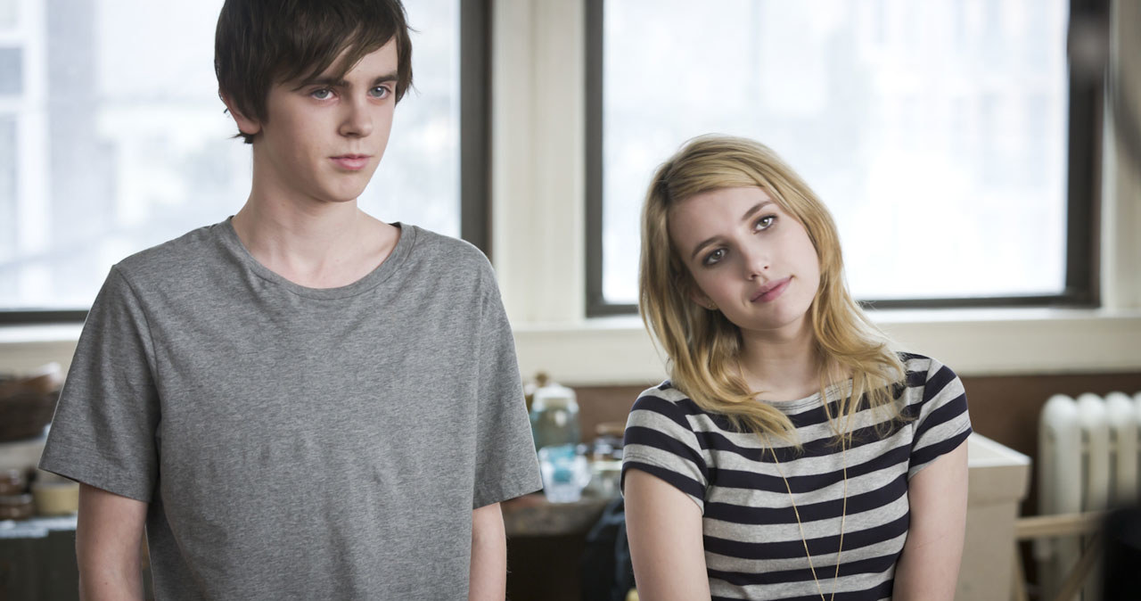 Freddie Highmore i Emma Roberts w filmie "Szuka dorastania" (2011) /materiały prasowe