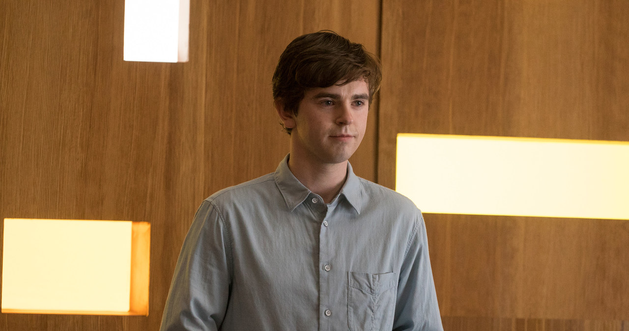 Freddie Highmore jako Shaun w serialu "The Good Doctor" /AXN