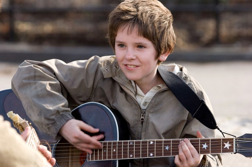 Freddie Highmore w filmie "August Rush" /Everett Collection /East News