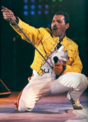 Freddie Mercury na Wembley w 1986 roku /