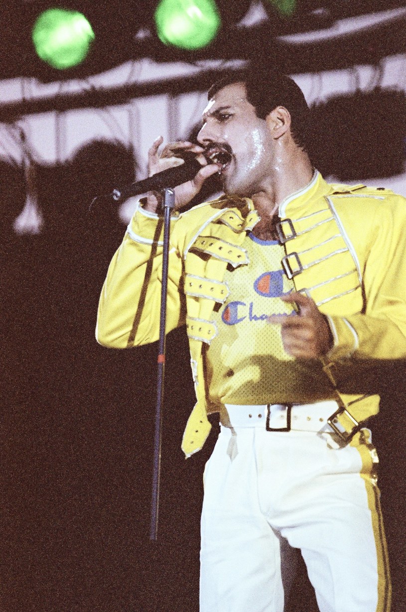 Freddie Mercury podczas koncertu w Knebworth. Nie wiedział, że to jego ostatni publiczny występ z Queen /Pete Still / Contributor /Getty Images
