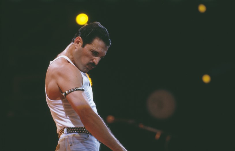 Freddie Mercury podczas Live Aid w 1985 roku / Georges De Keerle / Contributor /Getty Images