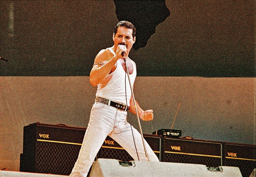 Freddie Mercury z Queen marzył o stadionowym przeboju. Udało mu się to marzenie spełnić /Peter Still/Redferns /Getty Images