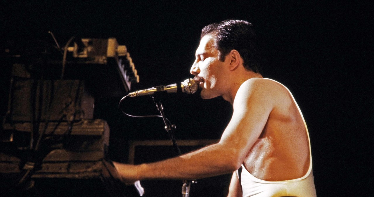 Freddie Mercury. Zdjęcie z koncertu z Queen w 1984 r. w hali Paryż-Bercy /AFP