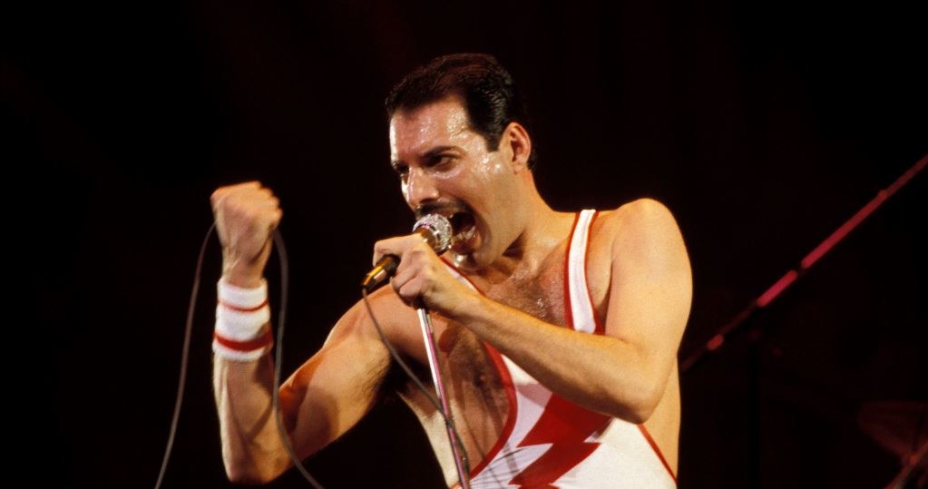 Freddie Mercury zmarł w wieku 45 lat. Pod koniec życia potwornie cierpiał i z trudem łapał oddech /Bob King /Getty Images