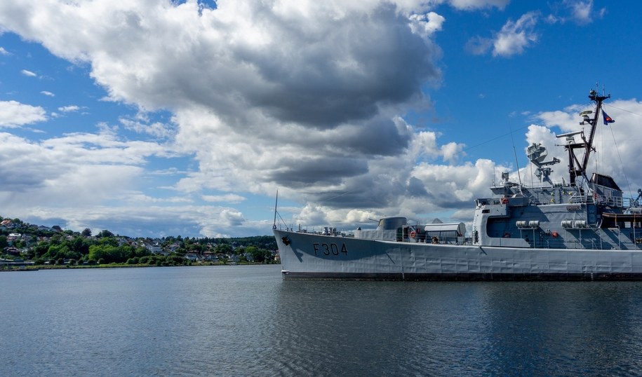 Fregata zadokowana w porcie Horten w Norwegii /Shutterstock